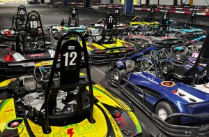 Elektro-Karts in der Halle des Kart und Eventcenters am Yachthafen in Wörth am Rhein